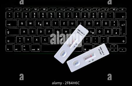 Symbolbild Datenbruch beim Schnelltestanbieter liegen zwei negative Antigen-Schnelltests auf der Tastatur, Corona-Krise, Deutschland Stockfoto