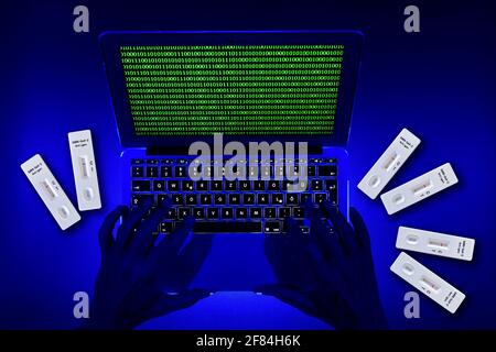 Symbolbild-Datenschutzverletzung beim Schnelltestanbieter, sechs negative Antigenschnelltests, Hacker beim Notebook, Corona-Krise, Deutschland Stockfoto