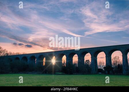 Sonnenuntergang über dem Viadukt von Chappel in Essex, Großbritannien Stockfoto