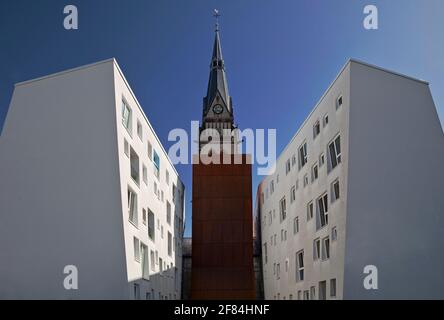 Turm der Christuskirche hinter modernen Wohngebäuden, Entwurf des Architekturbüros Klaus Hollenbeck und Maier Architekten, Köln Stockfoto