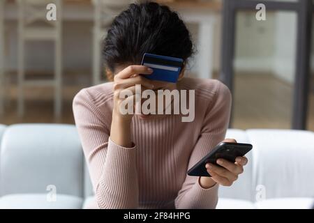 Frustrierte junge Latina Dame verlor Ersparnisse als Betrug Operation Ergebnis Stockfoto