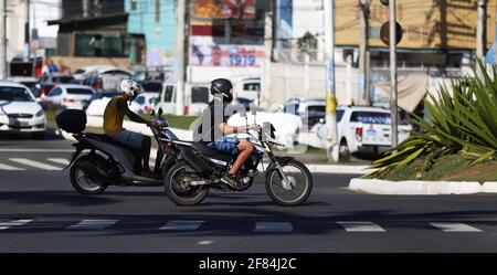 salvador, bahia / brasilien - 31. august 2018: Motorradfahrer fahren durch die Straßen der Stadt Salvador. *** Ortsüberschrift *** Stockfoto