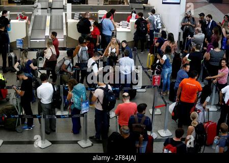 salvador, bahia/brasilien – 27. Juli 2018: Schlange von Passagieren am Check-in der Fluggesellschaft am Flughafen Salvador. *** Ortsüberschrift *** . Stockfoto