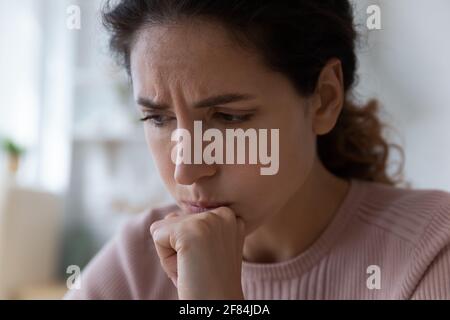 Traurig aufgeregt tausendjährigen hispanischen weiblich denken an die Lösung harter Probleme Stockfoto