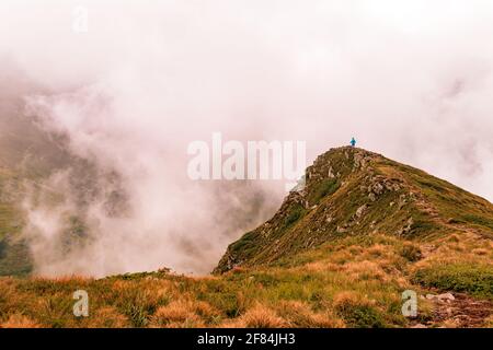 Auf dem Gipfel des mystischen Berges in den Wolken Gutyn Tomnatyk, epische Ausblicke, atemberaubende Landschaften und Realitäten der Karpaten.2020 Stockfoto