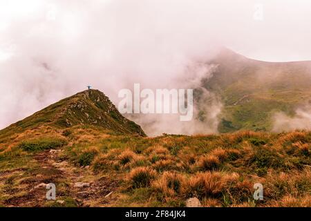 Auf dem Gipfel des mystischen Berges in den Wolken Gutyn Tomnatyk, epische Ausblicke, atemberaubende Landschaften und Realitäten der Karpaten.2020 Stockfoto