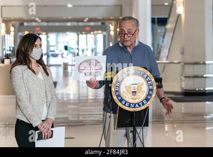 New York, Usa. April 2021. Der Mehrheitsführer des Senats, Charles Schumer, sprach am 11. April 2021 bei einem Pressevorführer in der 3rd Avenue 875 in New York psychische Probleme an. Er wurde von einem lizenzierten Psychologen am American Institute for Cognitive Therapy, Dr. Aspasia Hotzoglou, begleitet. Die COVID-19-Pandemie hatte verheerende Auswirkungen auf die psychische Gesundheit vieler Menschen unabhängig vom Alter. Senator hält eine Illustration des Gehirns mit Worten, die psychische Gesundheitsprobleme beschreiben. (Foto von Lev Radin/SIPA USA) Quelle: SIPA USA/Alamy Live News Stockfoto