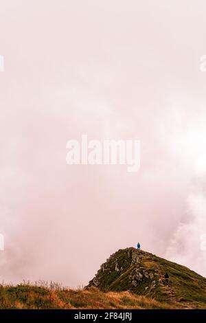 Auf dem Gipfel des mystischen Berges in den Wolken Gutyn Tomnatyk, epische Ausblicke, atemberaubende Landschaften und Realitäten der Karpaten.2020 Stockfoto