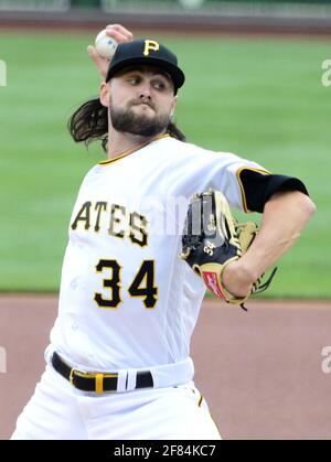 Pittsburgh, Usa. April 2021. Pittsburgh Pirates starting Pitcher JT Brubaker (34) wirft am Sonntag, den 11. April 2021 in Pittsburgh im PNC Park das erste Inning gegen die Chicago Cubs. Foto von Archie Corper/UPI Credit: UPI/Alamy Live News Stockfoto