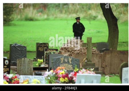 Dr. Harold Shipman mordet am 1998A. Oktober Polizisten bei Hyde Cemetry Die Gegend bewachen eine Leiche wurde in der frühen Zeit exhumiert Stunden des Morgens Er steht hinter dem Hügel Von der Erde, die vom Grab Dr. Harold Shipman entfernt ist Beschuldigt, 15 seiner leidenden Personen ermordet zu haben Stockfoto