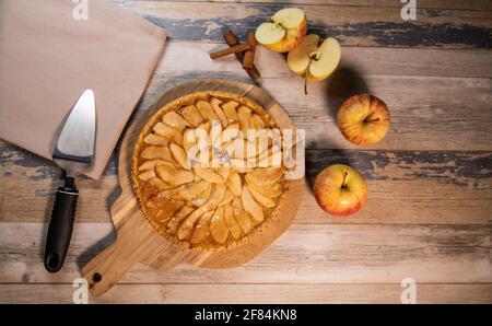 Köstlicher Apfelkuchen auf einem Holztisch, von oben Stockfoto