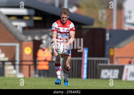 Leigh, Großbritannien. April 2021. Ben Reynolds (30) von Leigh Centurions scheint am 4/11/2021 in Leigh, Großbritannien, den Ball zu kicken. (Foto von Simon Whitehead/News Images/Sipa USA) Quelle: SIPA USA/Alamy Live News Stockfoto