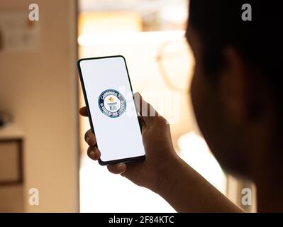 Assam, indien - 10. April 2021 : Guinness-Weltrekorde-Logo auf dem Telefonbildschirm. Stockfoto