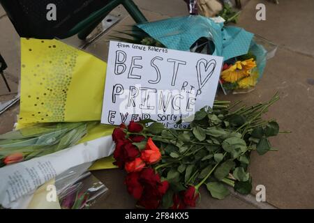 London, England, Großbritannien. April 2021. Nun=die Gratulanten hinterlassen weiterhin Blumen und Botschaften für den Herzog von Edinburgh, Prinz Philip, vor dem Buckingham Palace, trotz der Bitte der königlichen Familie, stattdessen eine Wohltätigkeitsorganisation zu spenden. Kredit: Tayfun Salci/ZUMA Wire/Alamy Live Nachrichten Stockfoto