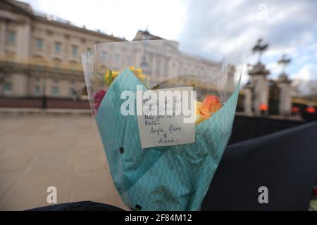 London, England, Großbritannien. April 2021. Nun=die Gratulanten hinterlassen weiterhin Blumen und Botschaften für den Herzog von Edinburgh, Prinz Philip, vor dem Buckingham Palace, trotz der Bitte der königlichen Familie, stattdessen eine Wohltätigkeitsorganisation zu spenden. Kredit: Tayfun Salci/ZUMA Wire/Alamy Live Nachrichten Stockfoto