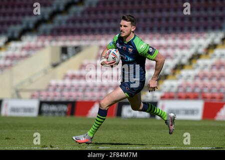 Leigh, Großbritannien. April 2021. Lee Gaskell (6) von Huddersfield Giants läuft am 4/11/2021 mit dem Ball in Leigh, Großbritannien. (Foto von Simon Whitehead/News Images/Sipa USA) Quelle: SIPA USA/Alamy Live News Stockfoto