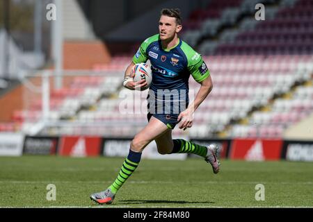 Leigh, Großbritannien. April 2021. Lee Gaskell (6) von Huddersfield Giants läuft am 4/11/2021 mit dem Ball in Leigh, Großbritannien. (Foto von Simon Whitehead/News Images/Sipa USA) Quelle: SIPA USA/Alamy Live News Stockfoto