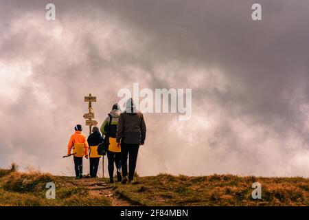 Touristen folgen einem Bergweg auf einem Touristenschild nach Die nächsten destination,2020 Stockfoto
