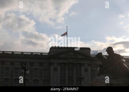 London, England, Großbritannien. April 2021. Der Union Jack fliegt für den Herzog von Edinburgh, Prinz Philip, am Buckingham Palace am halben Mast. Kredit: Tayfun Salci/ZUMA Wire/Alamy Live Nachrichten Stockfoto