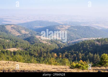 Landschaft aus Hügeln und Tälern an einem trüben Herbsttag Stockfoto