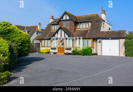 Großes freistehendes Haus aus den 1930er Jahren im Mock Tudor Stil mit doppelt verglasten Fenstern, Garage und großer Auffahrt in West Sussex, England, Großbritannien. Stockfoto