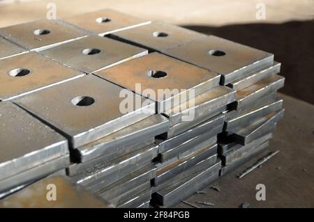 Plasmaschneiden von Metall. Fertigteile mit Loch auf einer Palette lagern. Stockfoto