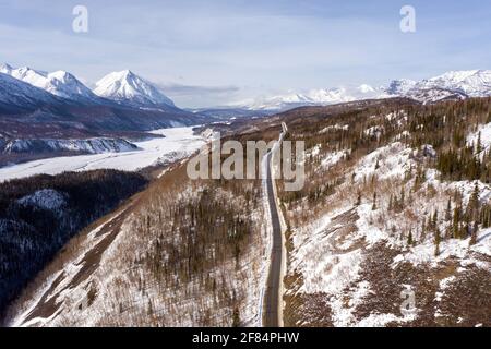 Luftaufnahme des Glen Highway und des gefrorenen Matanuska River in der Nähe von Chickaloon, Alaska im Winter. Stockfoto