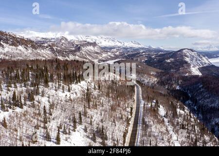 Luftaufnahme des Glen Highway in der Nähe von Chickaloon, Alaska im Winter. Stockfoto