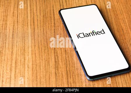 Assam, indien - April 10, 2021 : iClarified Logo auf Handy-Bildschirm Stock Bild. Stockfoto