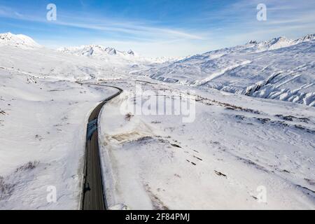Luftaufnahme des Richardson Highway am Thompson Pass in der Nähe von Valdez, Alaska im Winter. Stockfoto