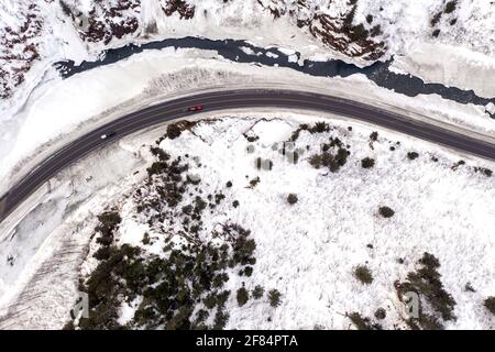 Luftaufnahme des Richardson Highway, Keystone Canyon und des Lowe River in der Nähe von Valdez, Alaska im Winter. Stockfoto