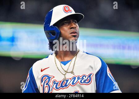 Atlanta, GA, USA. April 2021. Atlanta Braves-Feldspieler Ozzie Albies kehrt zum Dugout zurück, während der siebten Auszeit eines MLB-Spiels gegen die Philadelphia Phillies im Truist Park in Atlanta, GA. Austin McAfee/CSM/Alamy Live News Stockfoto