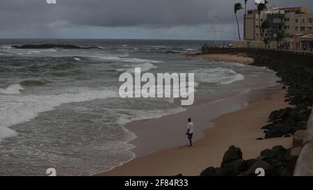 salvador, bahia / brasilien - 30. Mai 2017: Jung und gesehen am Pituba Beach in der Stadt Salvador. *** Ortsüberschrift *** Stockfoto
