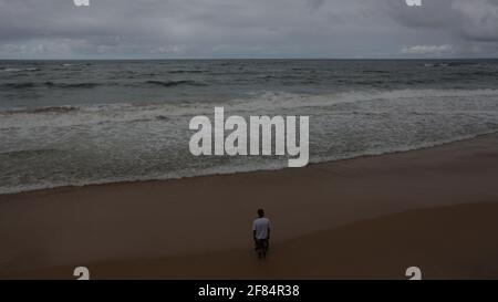 salvador, bahia / brasilien - 30. Mai 2017: Jung und gesehen am Pituba Beach in der Stadt Salvador. *** Ortsüberschrift *** Stockfoto