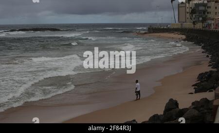 salvador, bahia / brasilien - 30. Mai 2017: Jung und gesehen am Pituba Beach in der Stadt Salvador. *** Ortsüberschrift *** Stockfoto
