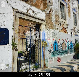 Cascais, Portugal - März 13 2017 - EIN vernachlässigtes Gebäude mit einem Zaun für den Garten und Graffiti an der Wand Stockfoto