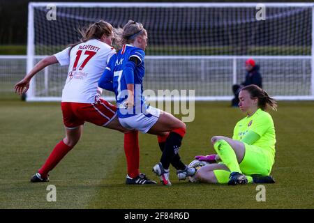 Glasgow, Großbritannien. April 2021. Brogan Hay (#7) vom Rangers Women FC streckt sich um den Ball, als Rachel Harrison (#13) von Spartans FC Women während der Scottish Building Society SWPL1 Fixture Rangers FC vs Spartans FC im Rangers Training Center, Glasgow, herauskommt, um den Ball zu sammeln, 11/04/2021 Bilder mit freundlicher Genehmigung von www.collargeimages.co.uk Quelle: Colin Poultney/Alamy Live News Stockfoto