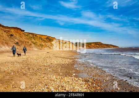 Spaziergang am Strand von Brook Chine Stockfoto