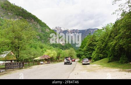 ABCHASIEN, Bezirk Gagra-02. Mai 2019: Die Straße zum See Ritsa in der Schlucht Bzyb vorbei am Bienenhaus. Eine beliebte Touristenroute. Russischer Text: Berghonig Stockfoto