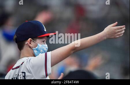 Atlanta, GA, USA. April 2021. Ein Atlanta Braves-Fan macht das Hacken während des sechsten Innings eines MLB-Spiels gegen die Philadelphia Phillies im Truist Park in Atlanta, GA. Austin McAfee/CSM/Alamy Live News Stockfoto