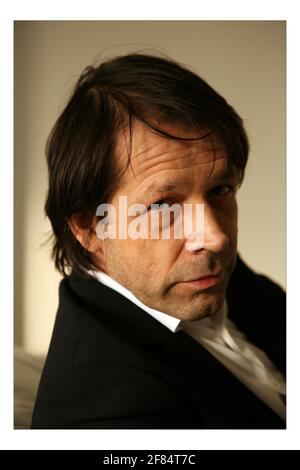 Peter Saville mit seiner LEGO Kreation in seinem Büro in London. Bild David Sandison 22/1/2008 Stockfoto