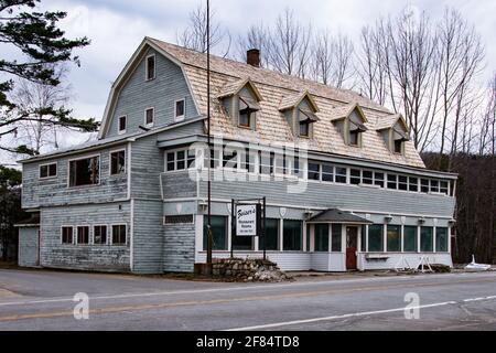 Zeiser's Hotel - Restaurant, Bar und Zimmer, Speculator, NY USA, ein historisches Gebäude, das derzeit geschlossen und zum Verkauf steht, reparaturbedürftig, erbaut 1860 Stockfoto