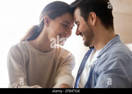 Nahaufnahme von glücklichen Paaren, die sich umarmen Stockfoto