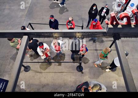 Atlanta, GA, USA. April 2021. Fans warten während eines MLB-Spiels zwischen den Philadelphia Phillies und Atlanta Braves im Truist Park in Atlanta, GA, in der Schlange an einem Stand. Austin McAfee/CSM/Alamy Live News Stockfoto