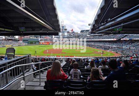 Atlanta, GA, USA. April 2021. Eine begrenzte Teilnehmerzahl von 33 % nimmt an einem MLB-Spiel zwischen den Philadelphia Phillies und Atlanta Braves im Truist Park in Atlanta, GA, Teil. Austin McAfee/CSM/Alamy Live News Stockfoto