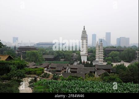 Versionen der drei Pagoden im Chong Sheng Tempel in der Nähe von Dali in der Provinz Yunnan im Park und Museum für ethnische Minderheiten in Peking, China Stockfoto