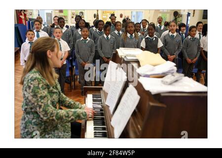 Der Schulchor .... Kingswood Primary schoolphotograph von David Sandison The Independent Stockfoto