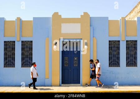 Menschen mit Gesichtsmasken wandern im Centro Historico, Merida Mexiko. Covid-19 Pandemie 2021 Stockfoto