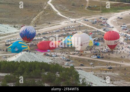 Russland, Krim, Belogorsk 19. September 2020-Vorbereitung auf den Start vieler verschiedener Ballons beim Ballonfestival am Fuße der Weißen Stockfoto