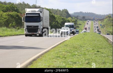 simoes filho, bahia / brasilien - 24. März 2017: Bewegung von Lastkraftwagen und Automobilen auf der Bundesstraße BR 324 in der Gemeinde Simoe Stockfoto